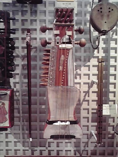 【浜松市楽器博物館】100の音色を持つサーランギと装飾がこまかいアジアの弦楽器たち