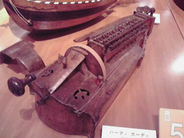 【浜松市楽器博物館】ハーディ・ガーディは軍楽隊の楽器なのね